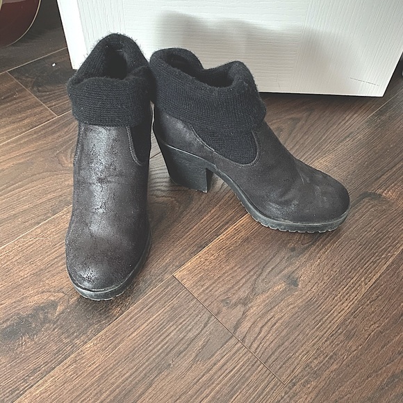 Winter black heeled boots with sock like detailing - Picture 2 of 3